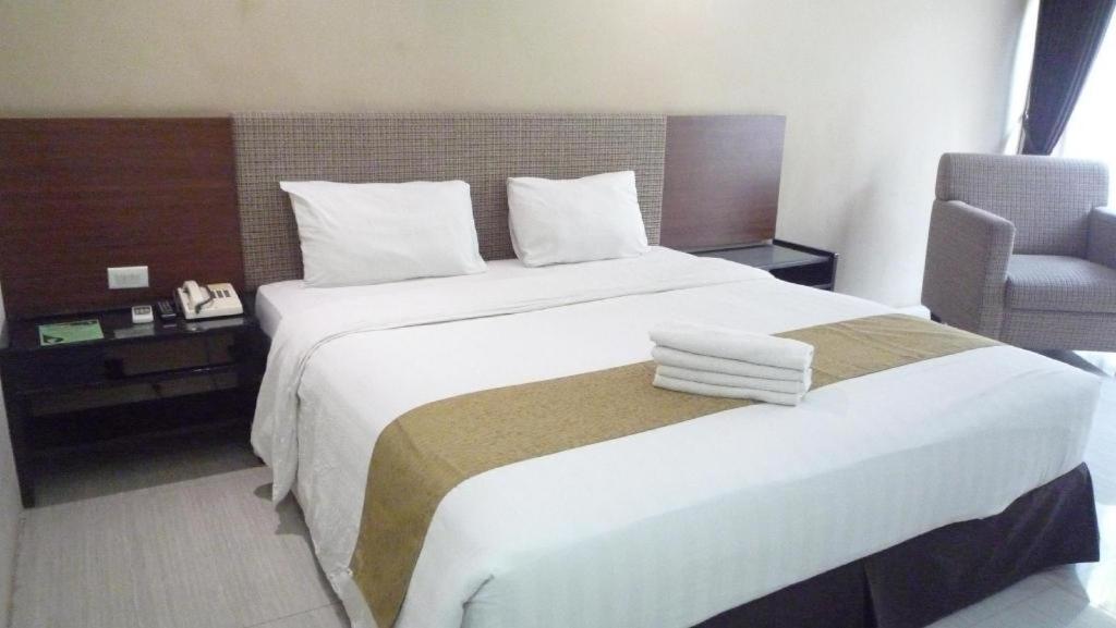 New Grand Park Hotel Surabaya Exterior foto