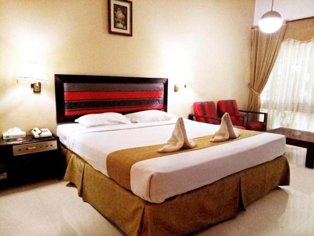 New Grand Park Hotel Surabaya Exterior foto