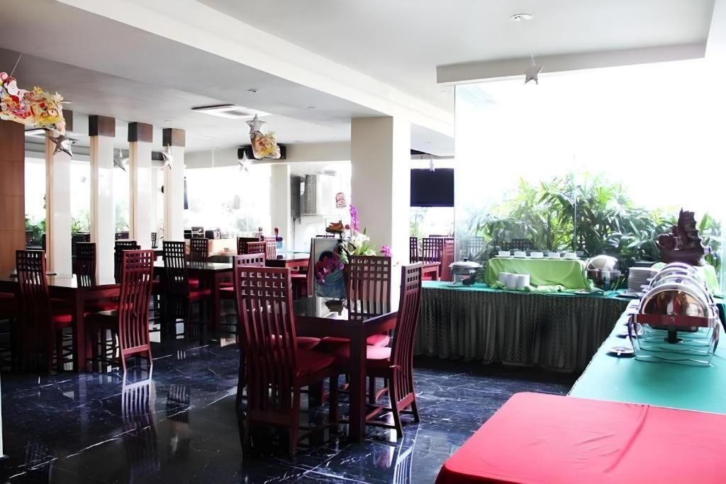 New Grand Park Hotel Surabaya Exterior foto